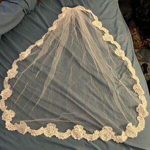 Fingertip length bridal veil with beads and lace